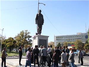 تنديس 2 چهره ماندگار آذربايجان در تبريز نصب شد