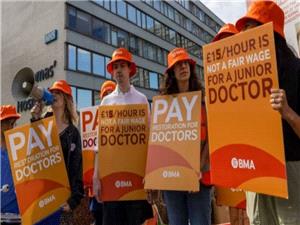 ادامه اعتصاب 5 روزه هزاران پزشک در انگلیس در اعتراض به دولت