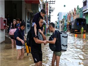 شمار قربانیان سیلابهای ویرانگر جنوب شرق آسیا به 1000 نفر رسید