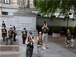 دعوى قضائیه ضد قاده FBI تتهمهم بفصل عملاء رکعوا خلال احتجاجات فلوید