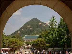 South Korea`s president begins move back to historic Blue House