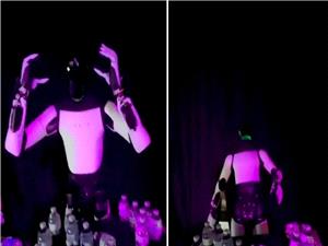 "إیماءه غریبه" لروبوت تسلا البشری قبل سقوطه تثیر ضجه واسعه