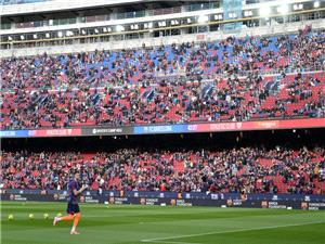 برشلونه یلاحق باعه التذاکر لمنع تکرار "فضیحه" مباراه فرانکفورت فی دوری الأبطال