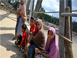 Death strikes stranded evacuees in isolated Sumatra shelters