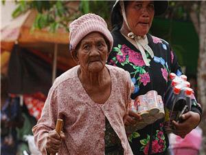 Emotional evacuees recount moments they fled Thailand-Cambodia fighting
