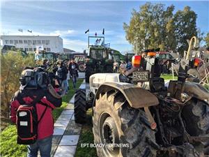 الیونان: المزارعون والصیادیون یحاصرون میناء فولوس من الیابسه والبحر