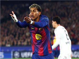 على طریقه فینیسیوس مع ألونسو.. لامین جمال یشعل أزمه مع فلیک بعد استبداله فی لقاء فرانکفورت! (فیدیو)