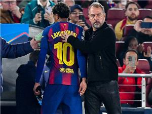 فلیک یعلق على رد فعل لامین جمال بعد استبداله أمام فرانکفورت