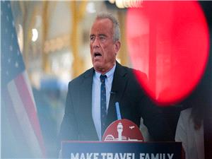 نائبه دیمقراطیه تقدم مشروع قرار لعزل وزیر الصحه الأمریکی روبرت کینیدی جونیور