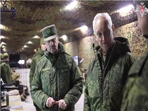 بیلاؤوسوف یهنئ قیاده وأفراد فوج الدبابات 153 على تحریر سیفیرسک فی مقاطعه خارکوف