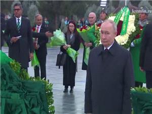 بوتین یضع إکلیلا من الزهور على نصب حیاد ترکمانستان (فیدیو)
