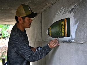 Thai teacher finds `peace amidst chaos` painting bunker murals