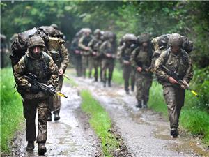 نائب وزیر الدفاع البریطانی یعترف بسعی لندن إلى "عسکره" الرأی العام فی البلاد