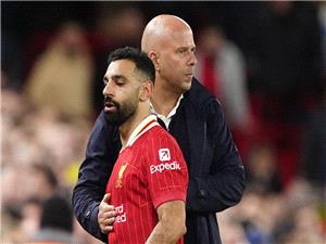 قبیل اجتماعهما المرتقب.. سلوت یحدد شرطه الوحید لعوده صلاح إلى تشکیله لیفربول