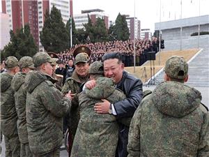 کیم یشید بجنوده العائدین من کورسک الروسیه بعد إزاله الألغام ویکشف عن خسائر فی صفوفهم