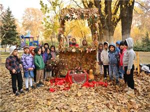اجراي گذر پاييزي در بوستانهاي بزرگ منطقه يک با فرش برگها