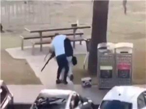 مسن أعزل ینتزع سلاح أحد منفذی هجوم سیدنی ویتحول لـ"بطل منقذ"... فیدیو