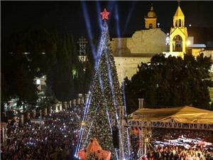 پس از دو سال توقف؛ روشن شدن درخت کریسمس در بیتلحم؛ پیام صلح و امید ملت فلسطین