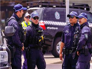 مسؤول أسترالی ینشر صوره جدیده لـ"البطل" الذی تصدى لأحد منفذی هجوم سیدنی