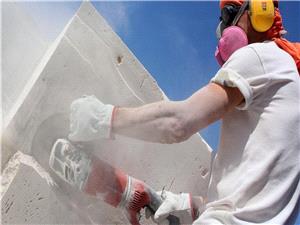 أول وفاه بمرض رئوی مرتبطه بالعمل فی أسطح المطابخ الحجریه