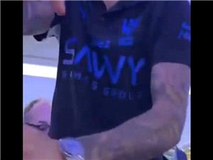 سلوک مشین فی الطائره.. لاعب نادی الهلال کانسیلو یعتدی على راکب (فیدیو)