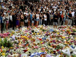 Australian PM visits Bondi Beach hero in hospital