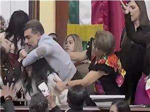 على الهواء مباشره.. شد شعر واشتباک بین نائبات فی کونغرس مدینه مکسیکو (فیدیو)