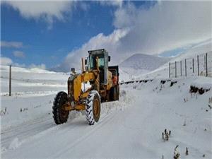 گردنه عسلکشان در چهارمحال و بختياري بر اثر بارش برف مسدود شد