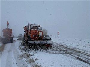 بارش برف در گردنه مرواريد و مه گرفتگي در پنج گردنه مهم استان فارس