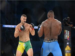 مقاتل (MMA) یغرق فی النهر (فیدیو)