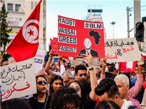 تونسیون فی الذکرى 15 للثوره: البلاد سجن مفتوح تحت حکم سعید