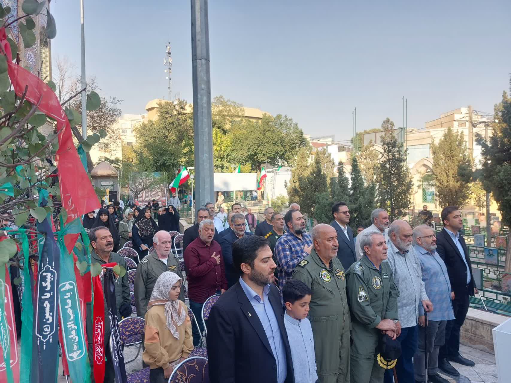 غبارروبي قُبور مُطهر شُهدا در امامزاده علي اکبر(ع) چيذر با حضور مسئولان شهرستان شميرانات و خانواده شُهدا برگزار شد+تصاوير