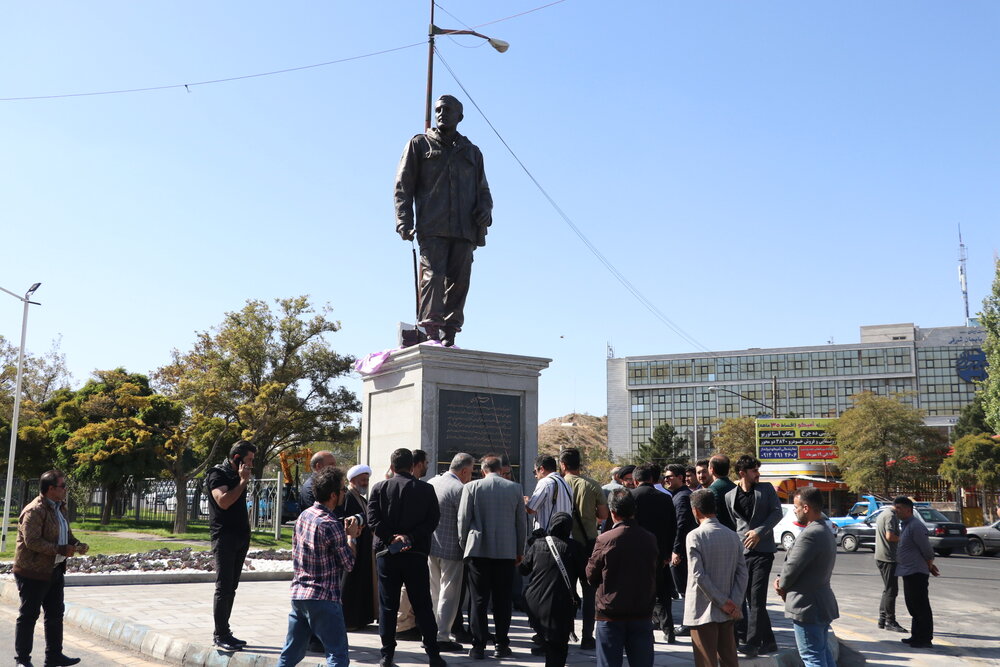 تنديس 2 چهره ماندگار آذربايجان در تبريز نصب شد