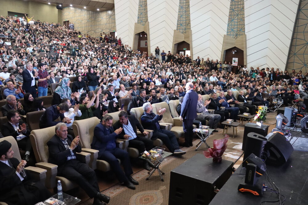 رونمايي از تنديس استاد اسماعيل ملک‌جهاني در پارک ائل‌گؤلي تبريز