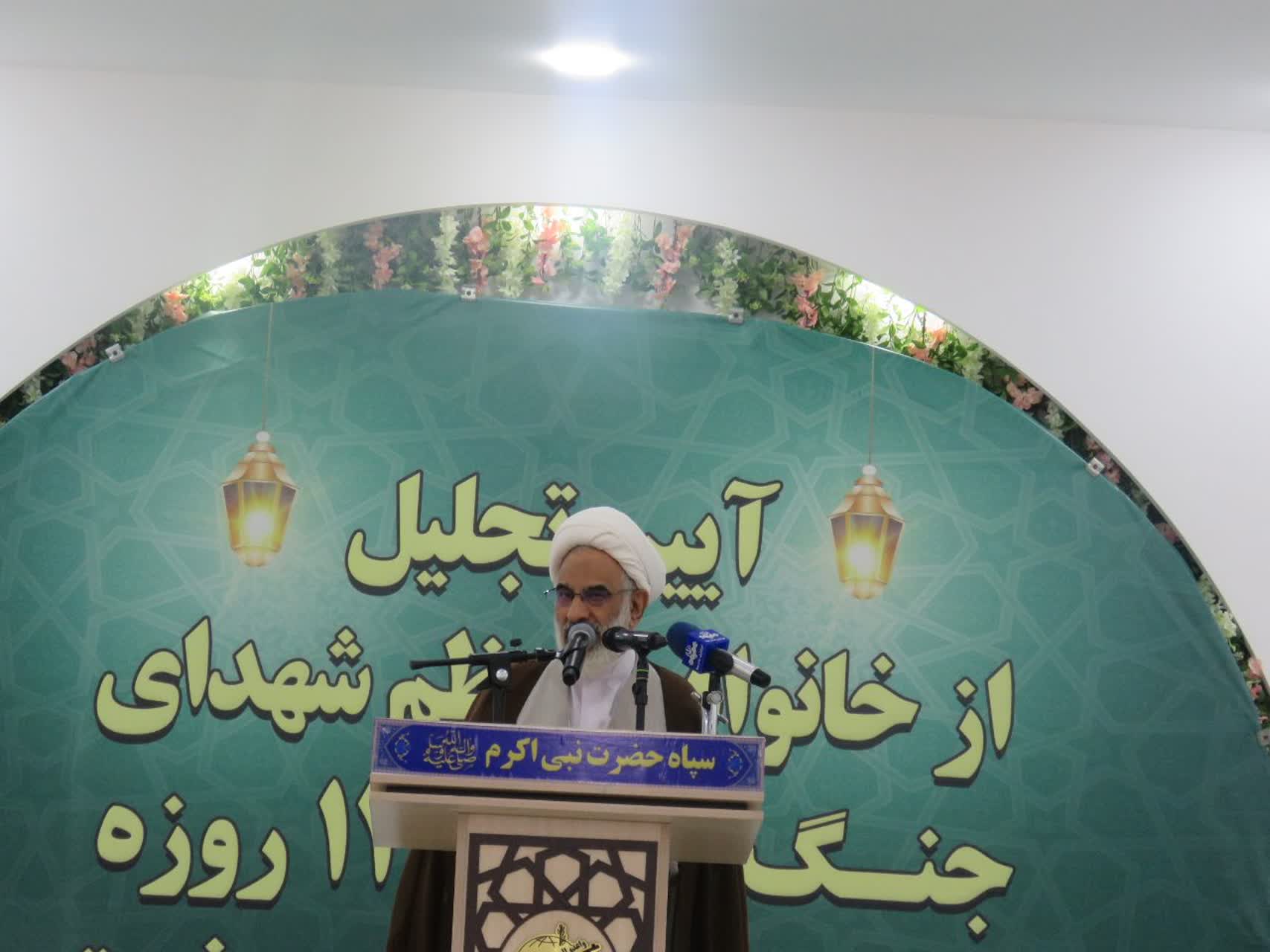 نماينده ولي فقيه در سپاه پاسداران انقلاب اسلامي باخانواده شهداي اقتداراستان کرمانشاه  ديدار کردند