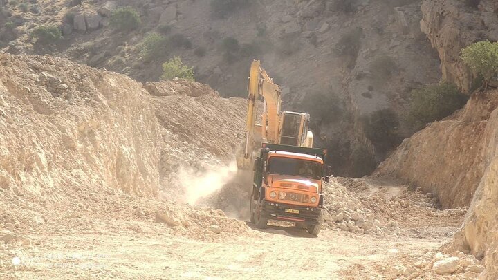 ايمن سازي جاده سخت گذر و پرحادثه تنگ پيرزال