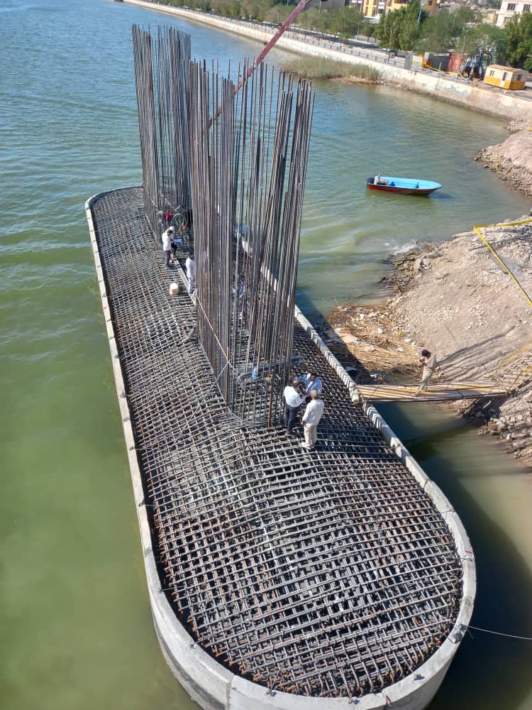 اولين پايه بتني پل شهداي خدمت در رودخانه کارون قد برافراشت؛