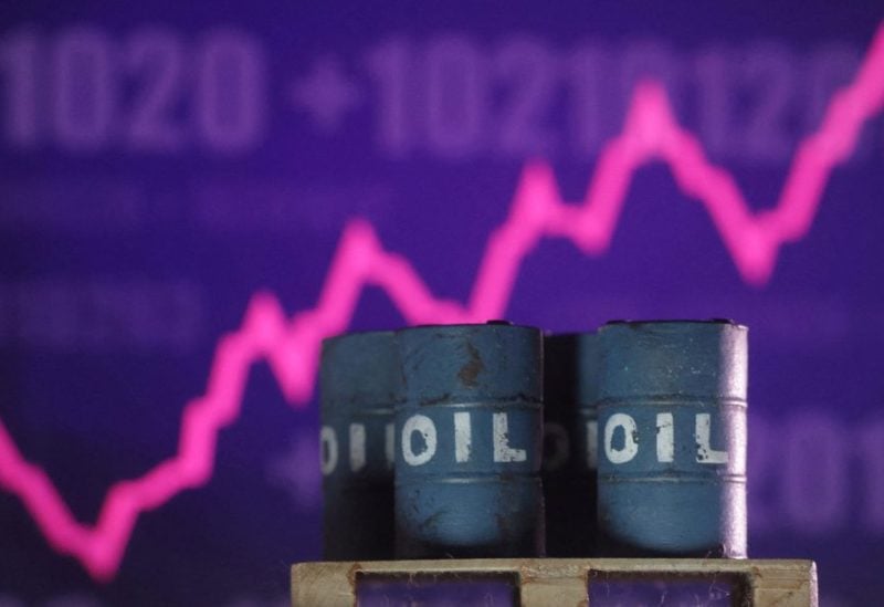 نفت در بحبوحه تقاضای ضعیف و افزایش ذخایر ایالات متحده به پایین ترین سطح دو هفته گذشته سقوط کرد