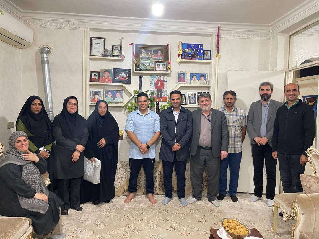 ديدار صميمي رييس اداره ورزش و جوانان با قهرمان جهاني پاراوزنه‌برداري