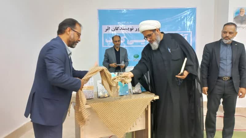 هفته کتاب و کتابخواني فرصت مناسبي براي تجليل از نويسندگان و فعالان حوزه فرهنگ مکتوب است