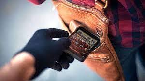 موبايل قاپ سابقه دار در محمودآباد دستگير شد