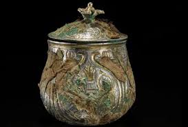 ظروف نقره‌ای گران‌قیمت از مخفیگاه سارقان بیرون کشیده شد