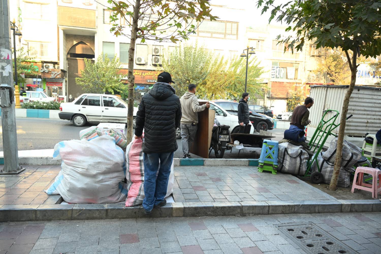 پاکسازي محور تجريش تا شريعتي از بساط گستران با تأکيد بر لزوم گذرهاي آزاد و ايمن