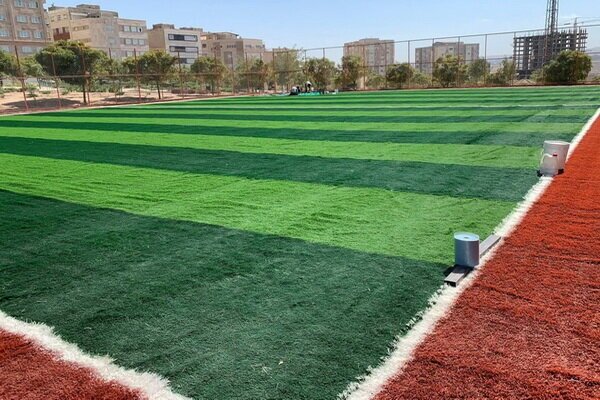 توسعه زيرساخت‌هاي ورزشي با اجراي زمين‌هاي چمن مصنوعي در محلات مختلف شهر در سال جاري