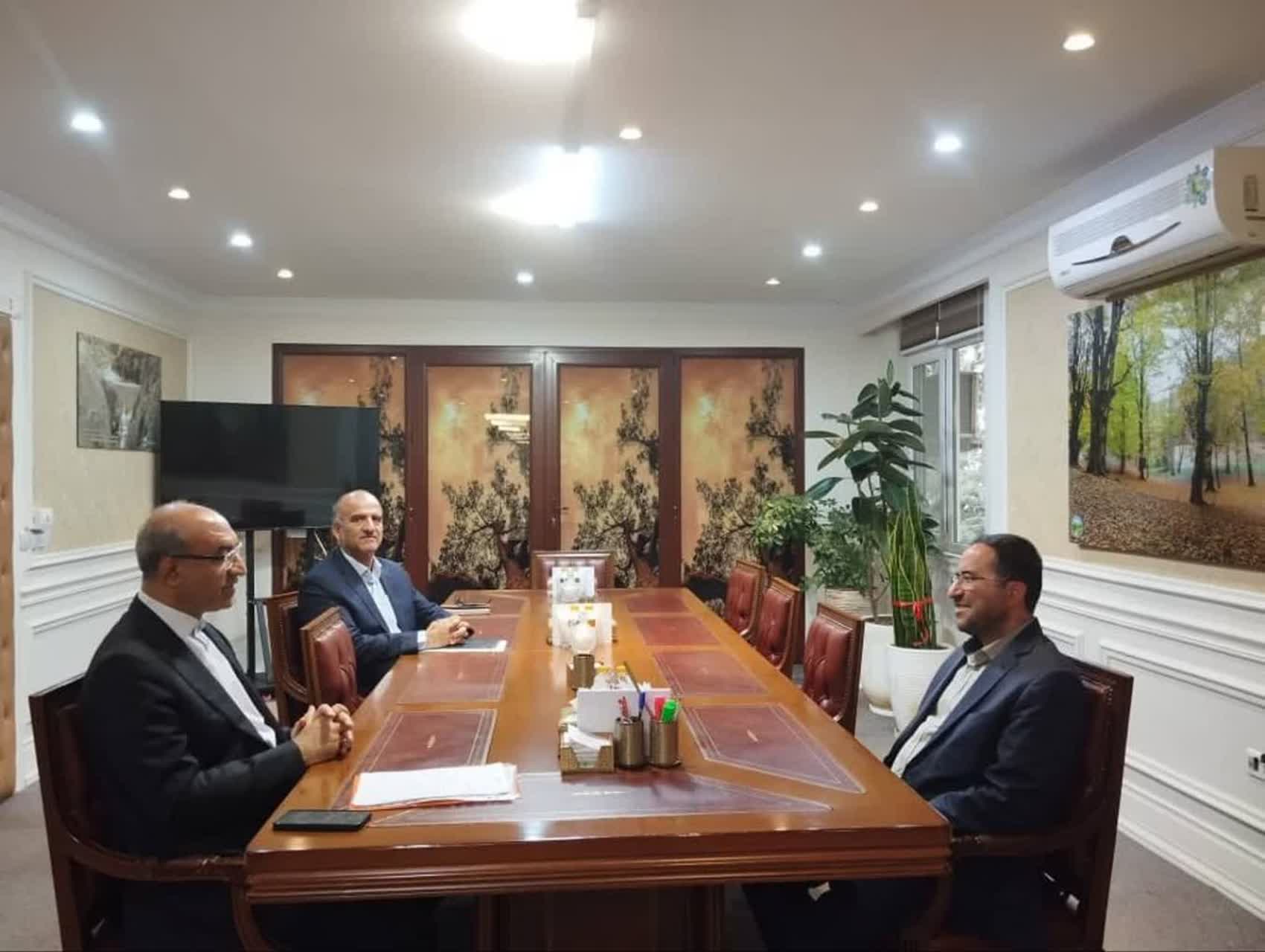 استاندار کرمانشاه با معاون وزير و رئيس سازمان منابع طبيعي کشور ديدارکرد