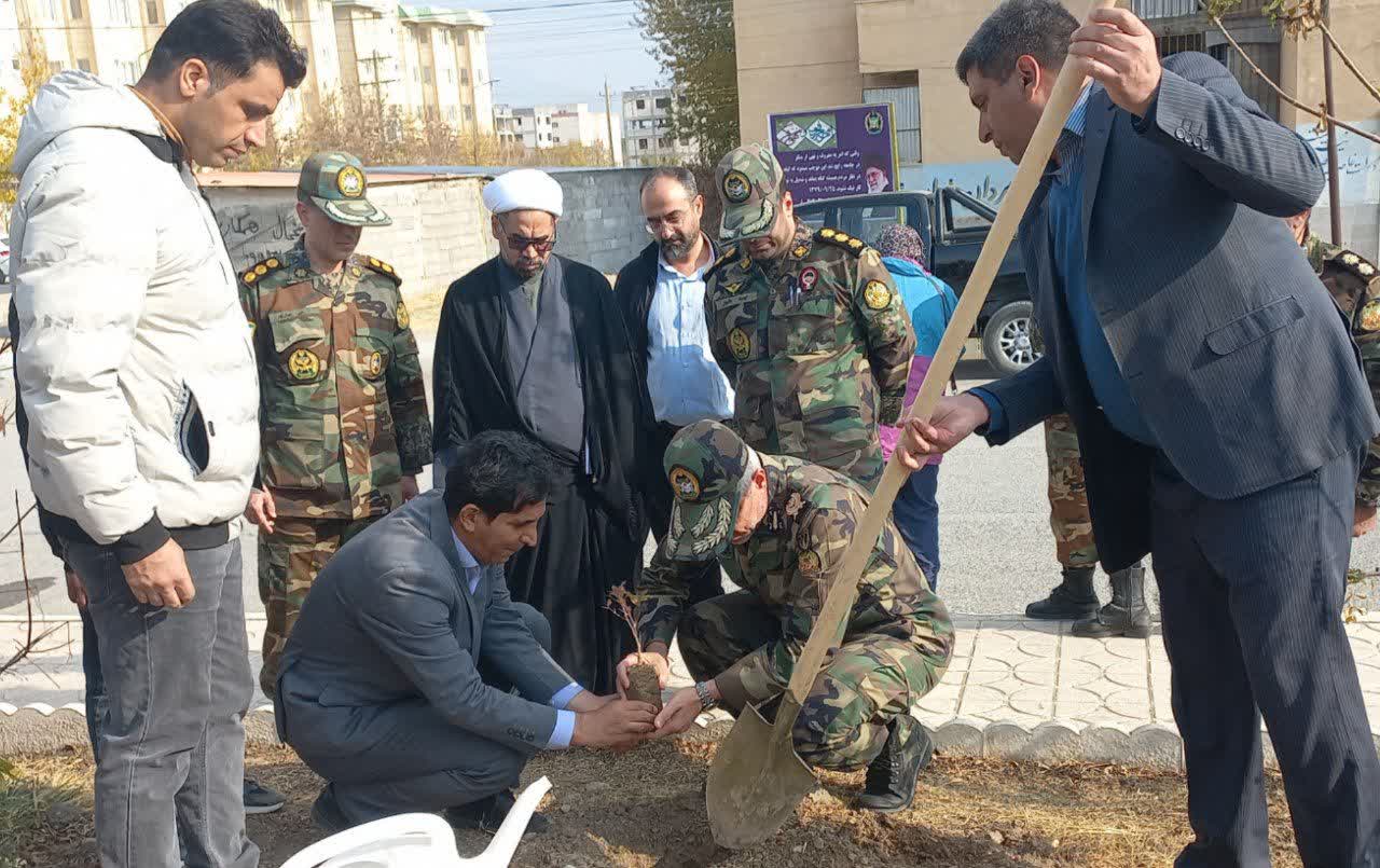کاشت نهال به ياد شهداي ارتش در جنگ تحميلي 12 روزه درکرمانشاه