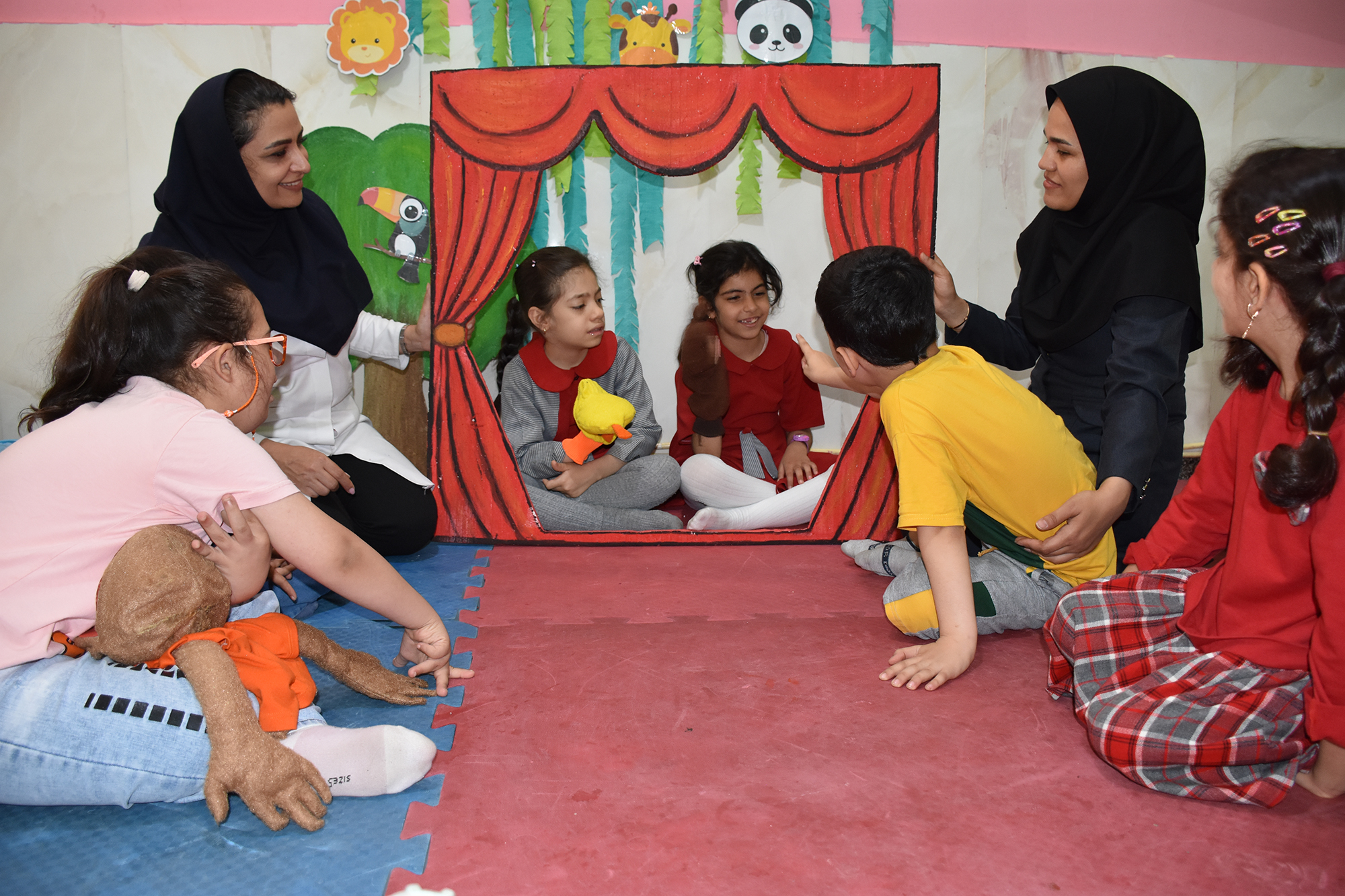 کارگاههاي تابستانه مرکز توانبخشي  نگين عصر در مشهد براي کودکان با نيازهاي ويژه