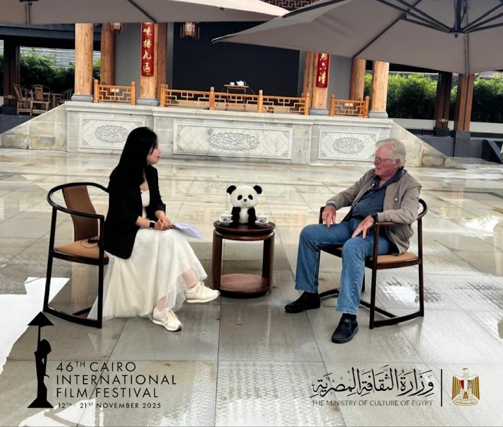 حسين فهمي  يشارک في "الباندا الذهبيه" بالصين