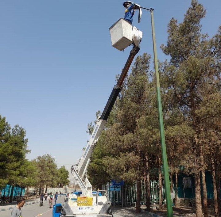 حذف فضاهای بی‌دفاع شهری با اجرای روشنایی در بوستان جنگلی سرخه‌حصار