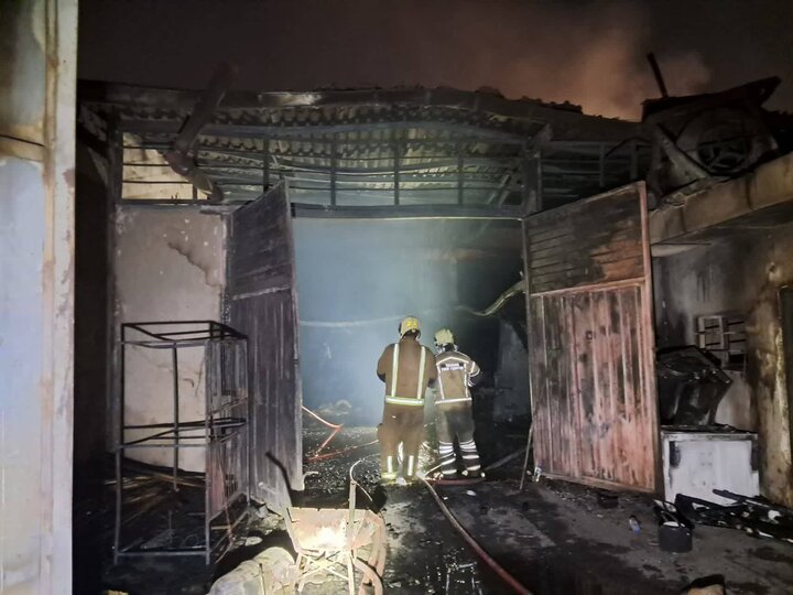 کارگاه مبل‌سازی در آزادگان طعمه حریق شد/ خسارات سنگین بدون تلفات